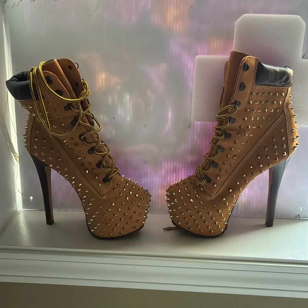 Zigi girl Z-Jo Stud Boots. Leather upper studded boots. 1 stud missing. - Picture 1 of 7